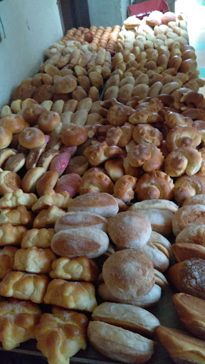 Panaderia LA MODELO pan en horno de leña