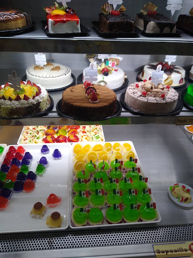 Pastelería y Panadería Lecaroz Las Águilas