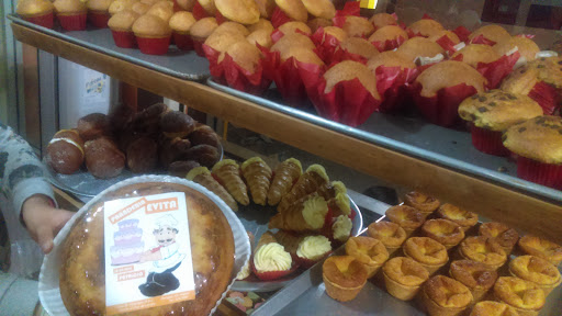 Pasteleria y Panaderia Evita
